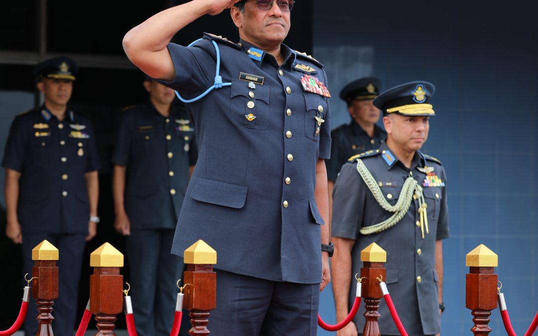 CHIEF OF AIR FORCE ROYAL MALAYSIAN AIR FORCE PRESENTED WITH THE RBAirF HONORARY PILOT WING