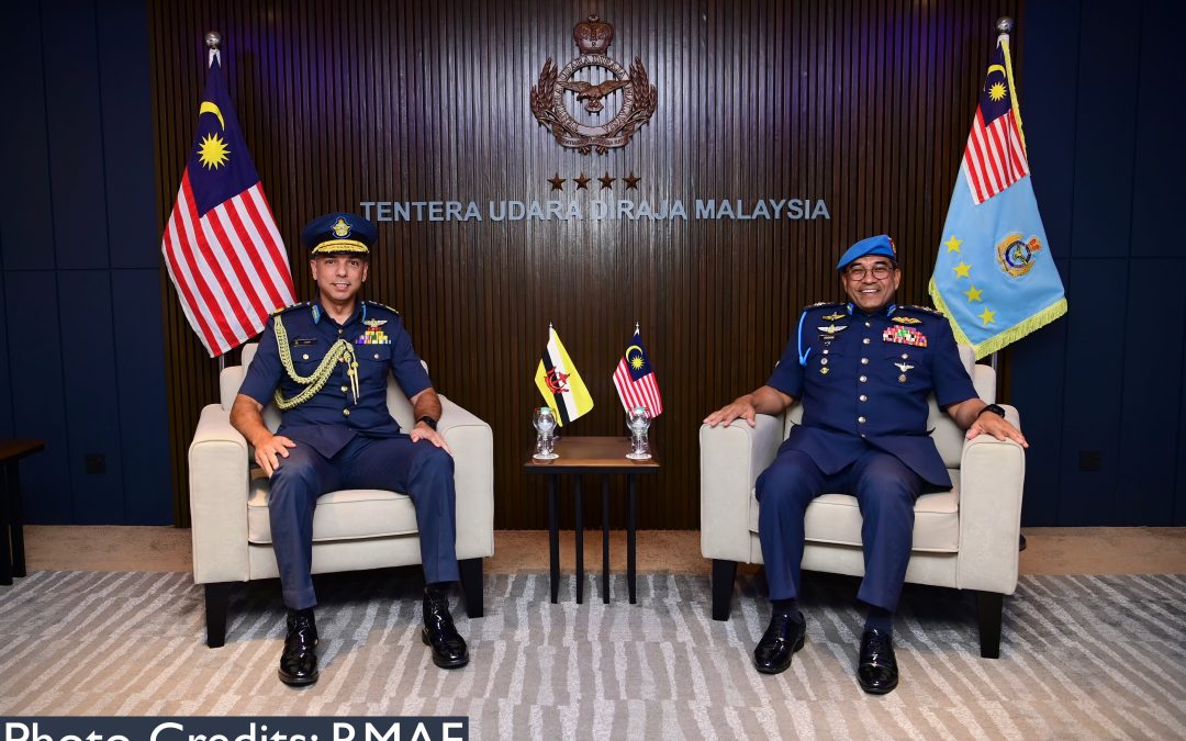COMMANDER OF THE RBAirF PRESENTED WITH ROYAL MALAYSIAN AIR FORCE HONORARY PILOT WING