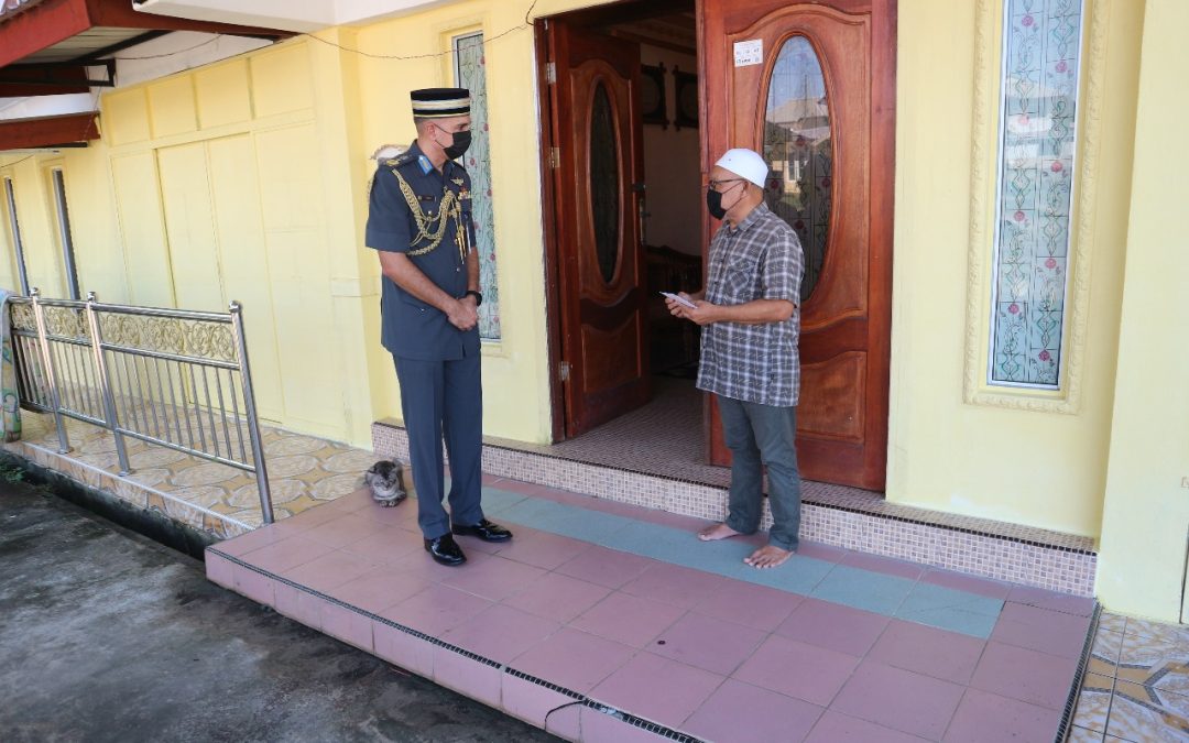 HANDOVER OF DONATION TO FAMILY OF THE LATE RBAirF RELIGIOUS TEACHER BY THE RBAirF COMMANDER