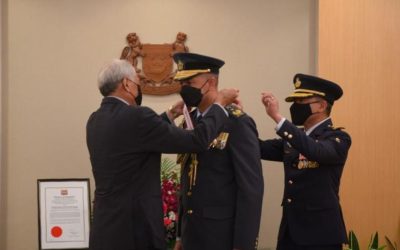 COMMANDER OF THE ROYAL BRUNEI AIR FORCE MAKES INTRODUCTORY VISIT AND RECEIVES PRESTIGIOUS MILITARY AWARD