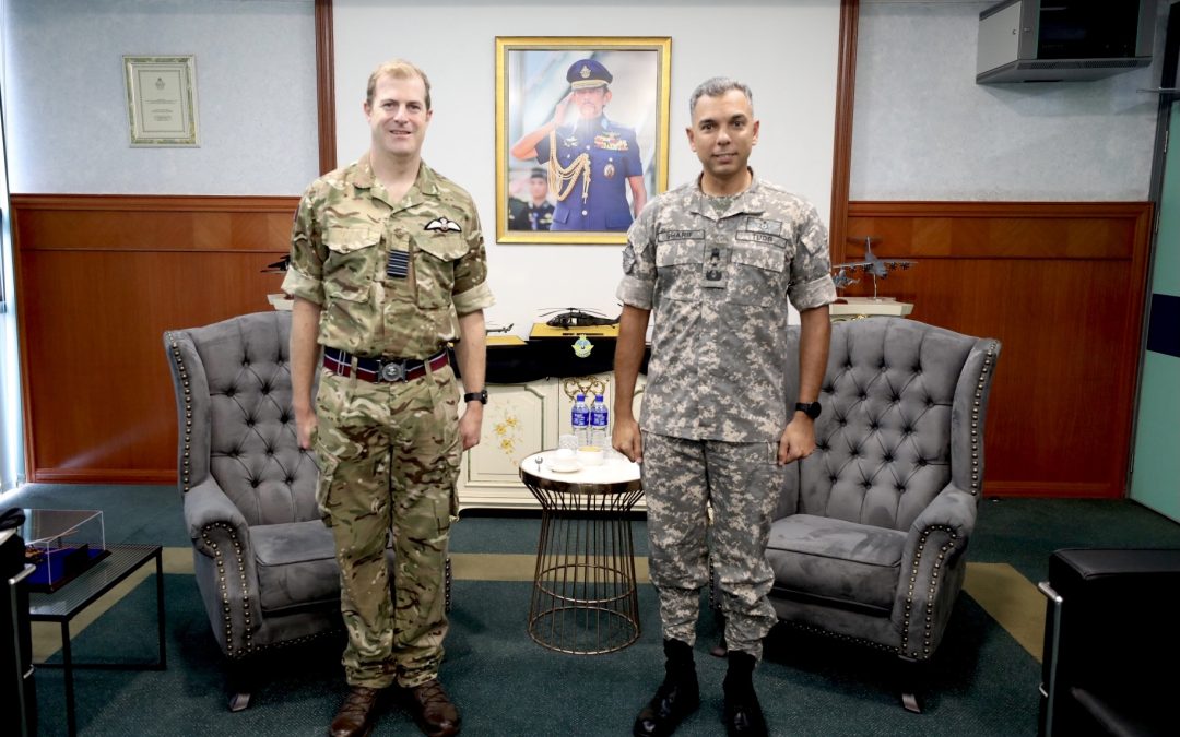 RBAirF COMMANDER RECEIVES COURTESY CALL FROM SUPER PUMA FORCE COMMANDER
