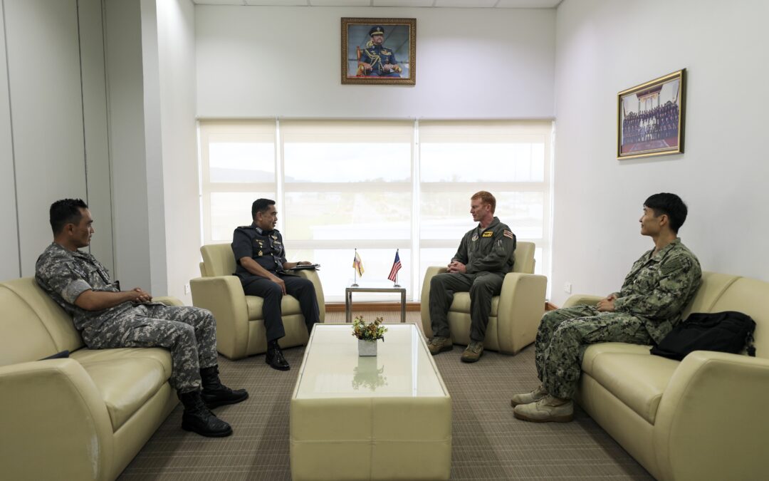 COMMANDER OPERATION GROUP RECEIVES OFFICE CALL FROM US PACAF