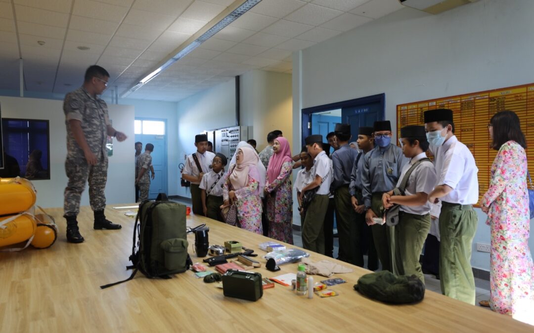 PUSAR ULAK PRIMARY SCHOOL STUDENTS EDUCATIONAL VISIT TO RBAirF SURVIVAL EQUIPMENT SECTION