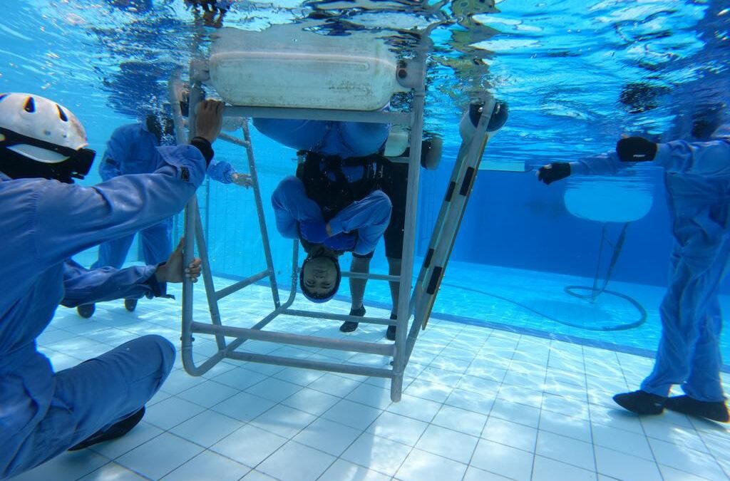 RBAirF AIRCREWS ATTENDS THE AIRCRAFT UNDERWATER ESCAPE TRAINING COURSE IN KUALA BELAIT