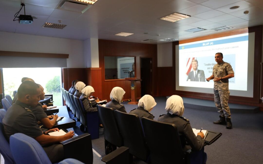 THE COMMANDER OF ROYAL BRUNEI AIR FORCE MEETS THE AIR FORCE OFFICER CADETS FROM OFFICER CADET SCHOOL INTAKE 22