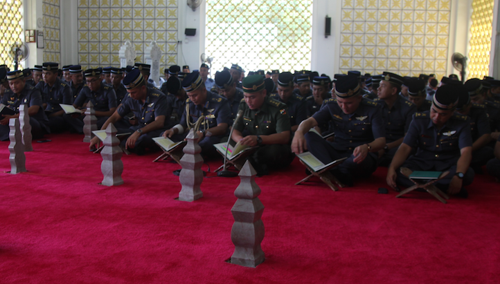 MAJLIS MEMBACA SURAH YASSIN DAN TAHLIL DI KUBAH MAKAM DIRAJA SEMPENA SAMBUTAN JUBLI EMAS ULANG TAHUN TENTERA UDARA DIRAJA BRUNEI KE 50 TAHUN