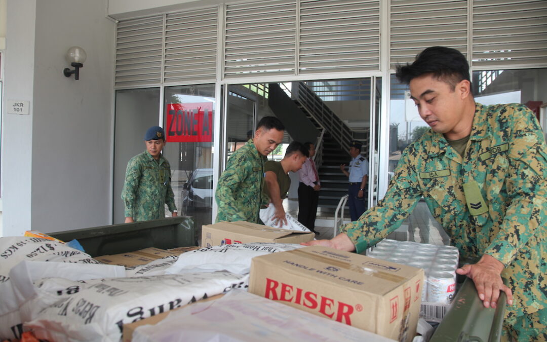 PENYERAHAN SUMBANGAN AMAL ANGGOTA-ANGGOTA TUDB KEPADA JAPEM SEMPENA HUT TUDB KE 50 TAHUN