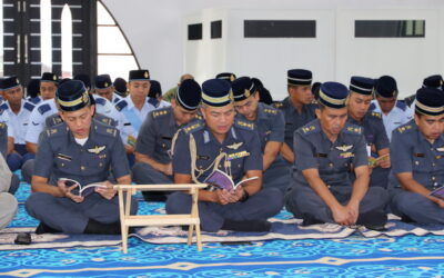 ANGGOTA TUDB TERIMA AGIHAN BUAH KURMA KURNIA PERIBADI KDYMM