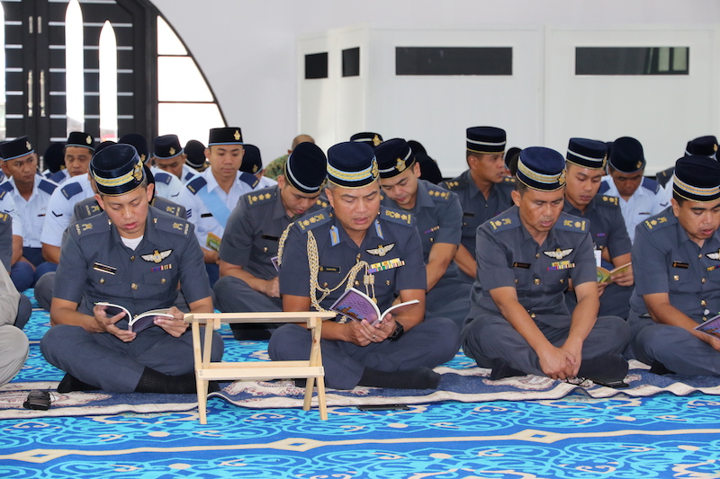 ANGGOTA TUDB TERIMA AGIHAN BUAH KURMA KURNIA PERIBADI KDYMM