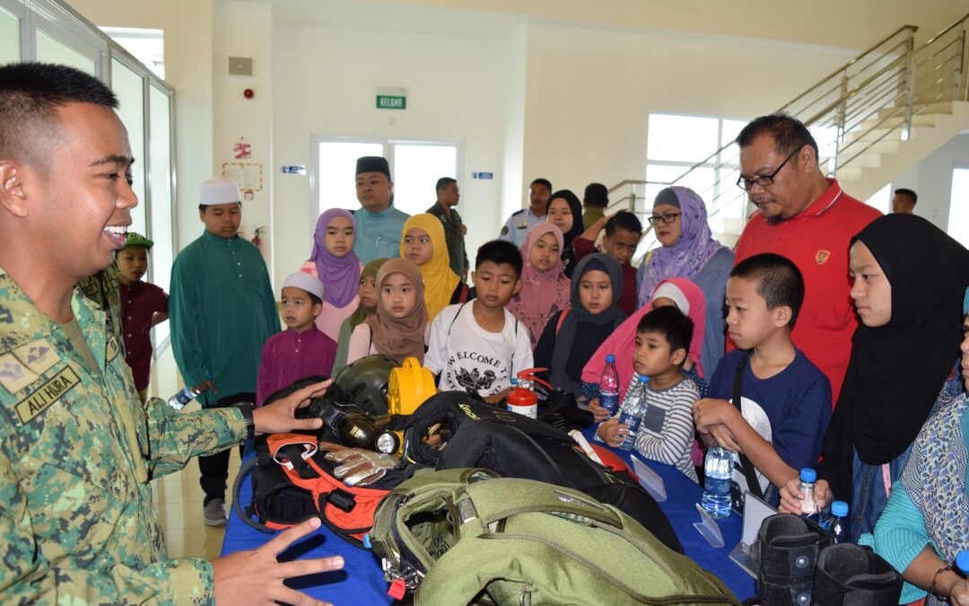 KAMPONG LAMBAK MOSQUE TAKMIR COMMITTEE, TEACHERS, MUSLIMAH AND YOUTHS VISITS ROYAL BRUNEI AIR FORCE