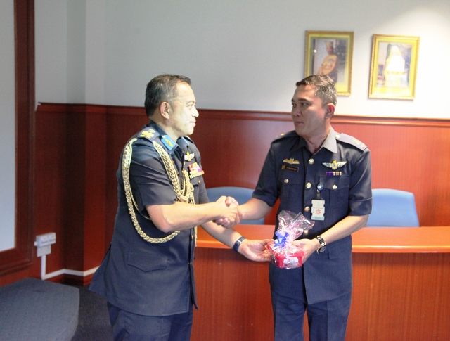 DISTRIBUTIONS OF ‘BUAH KURMA KURNIA PERIBADI KDYMM’ CEREMONY