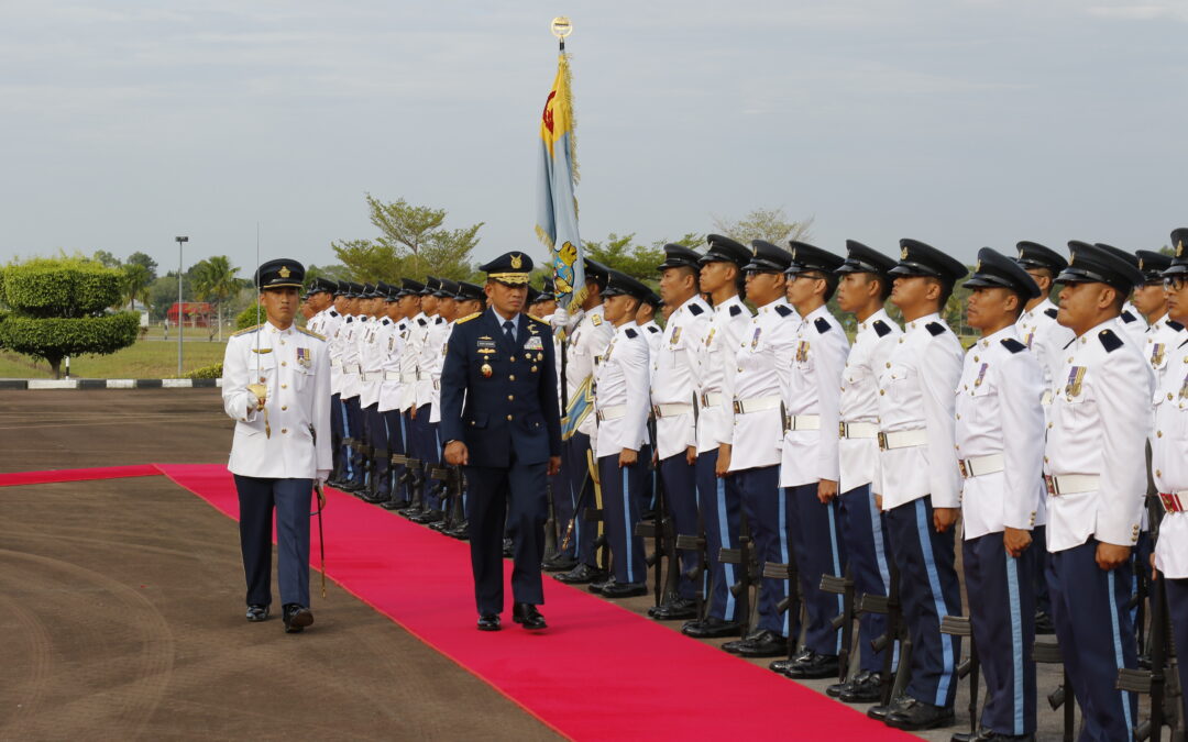​CHIEF OF STAFF OF TNI-AU RECEIVES THE RBAIRF HONORARY PILOT WING