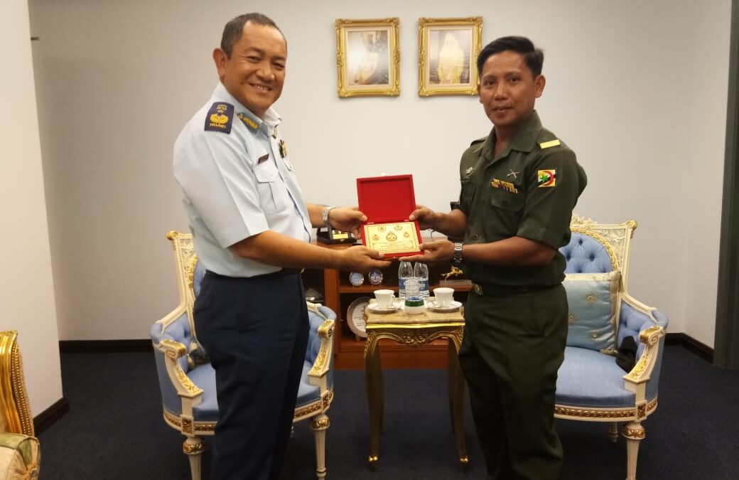 COMMANDER ROYAL BRUNEI AIR FORCE RECEIVES A FAREWELL CALL FROM ROYAL BRUNEI ARMED FORCES FORCE SERGEANT MAJOR