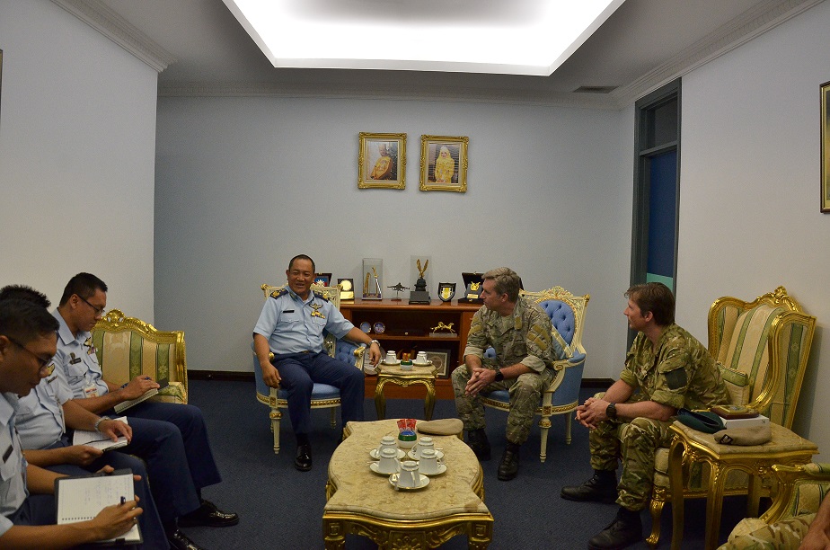 VISIT BY COLONEL ALEX WILLMAN, THE COMMANDANT OF ARMY AVIATION CENTRE, UNITED KINGDOM