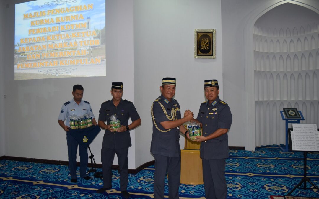 ROYAL BRUNEI AIR FORCE PERSONNEL RECEIVE PERSONAL GIFT OF DATES