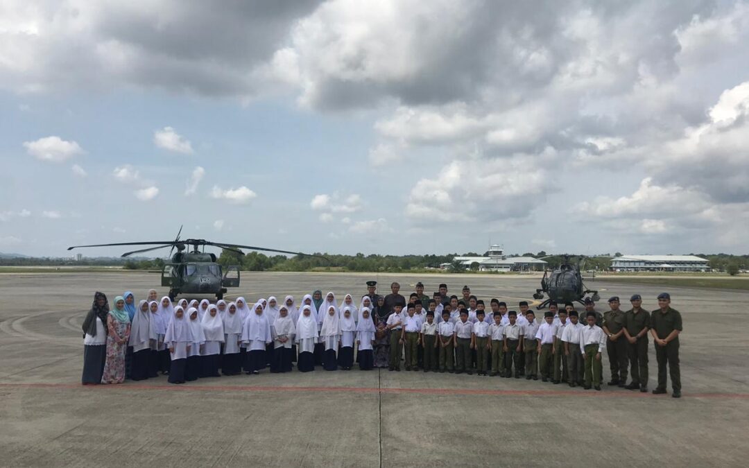 ROYAL BRUNEI AIR FORCE RECEIVES SCHOOL EDUCATIONAL VISITS