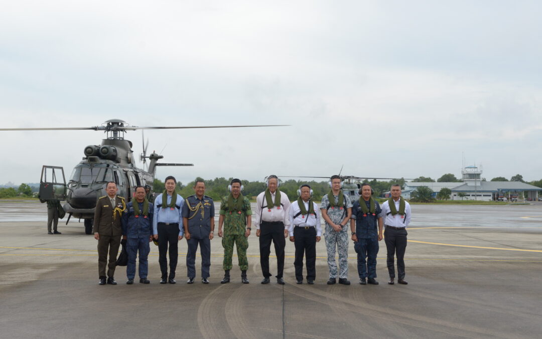 MINISTER FOR DEFENCE, REPUBLIC OF SINGAPORE AND SECOND MINISTER OF DEFENCE NEGARA BRUNEI DARUSSALAM FLIES OFF TO OBSERVE PELICAN EXERCISE
