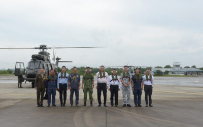 MINISTER FOR DEFENCE, REPUBLIC OF SINGAPORE AND SECOND MINISTER OF DEFENCE NEGARA BRUNEI DARUSSALAM FLIES OFF TO OBSERVE PELICAN EXERCISE