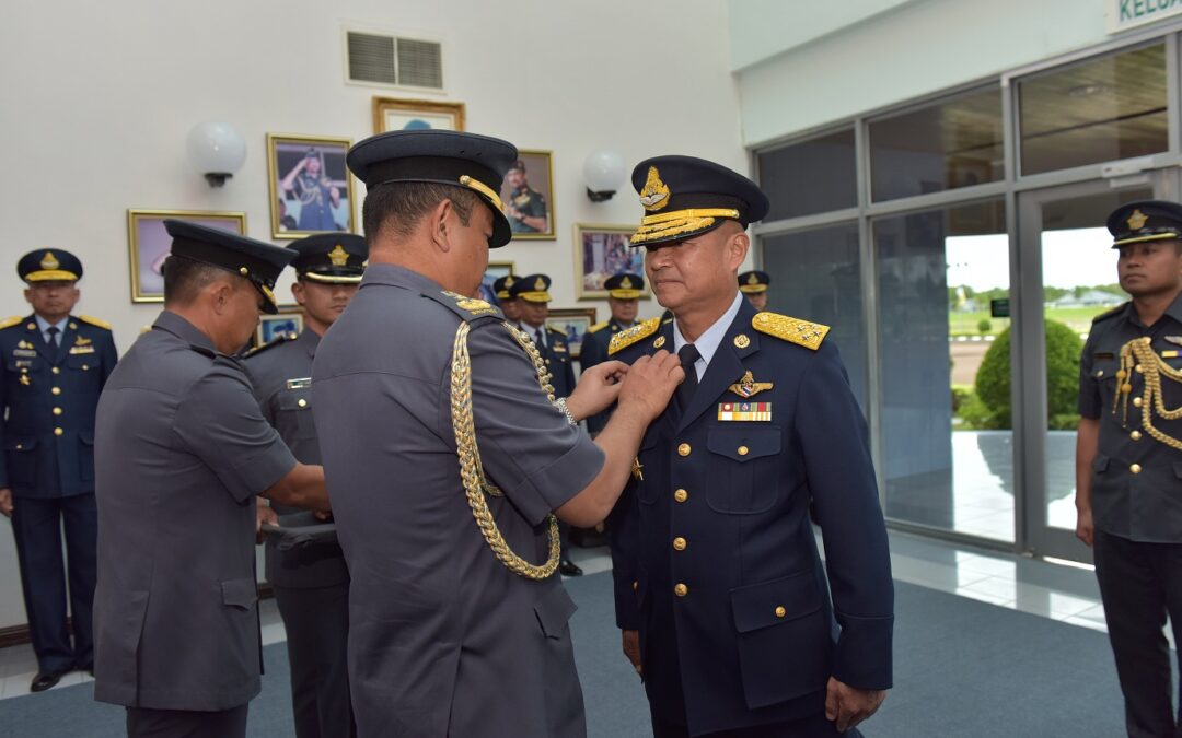 COMMANDER-IN-CHIEF ROYAL THAI AIR FORCE RECEIVES THE ROYAL BRUNEI AIR FORCE HONORARY PILOT WING