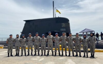 RBAirF VISITS THE AUSTRALIAN COLLINS CLASS SUBMARINE HMAS DECHAINEUX