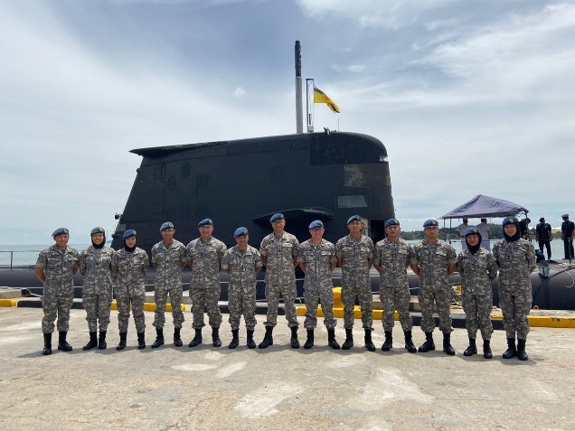 RBAirF VISITS THE AUSTRALIAN COLLINS CLASS SUBMARINE HMAS DECHAINEUX