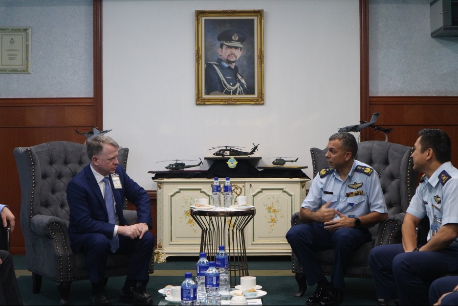 RBAirF COMMANDER RECEIVES A COURTESY CALL FROM INSITU INC.