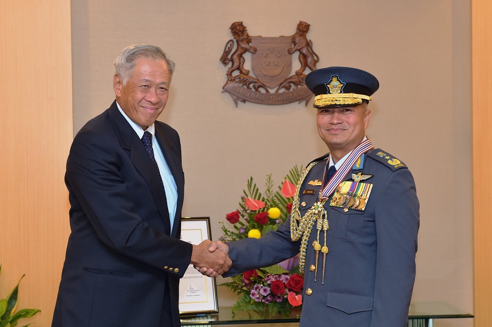 COMMANDER OF ROYAL BRUNEI AIR FORCE RECEIVES MERITORIOUS SERVICE MEDAL (MILITARY) FROM REPUBLIC OF SINGAPORE